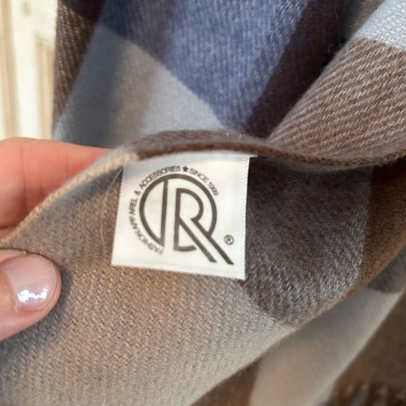 Soft plaid scarf / wrap - Picture 5 of 7